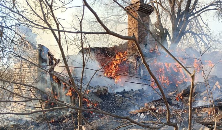 В Красном Луче сгорел многоквартирный дом