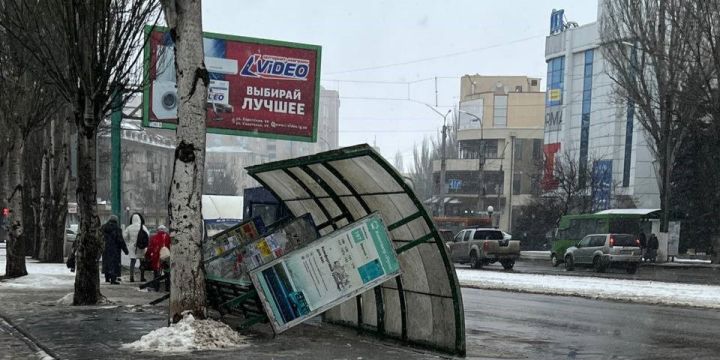В центре Луганска напротив кинотеатра «Русь» упала остановка