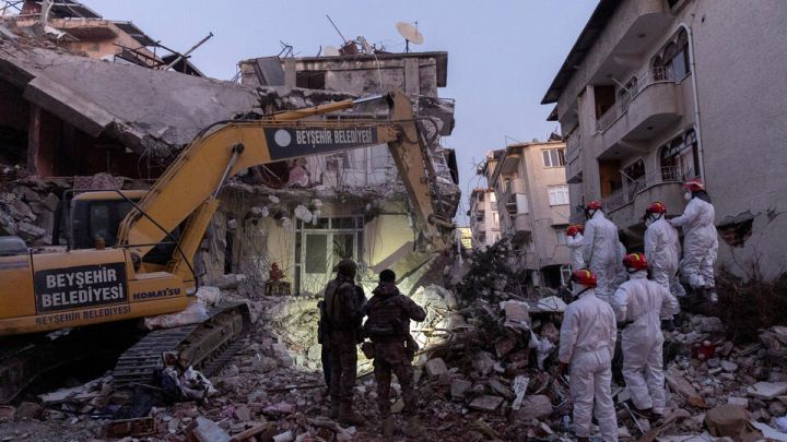 В Турции спустя 13 дней после землетрясения достали из-под завалов трёх живых человек