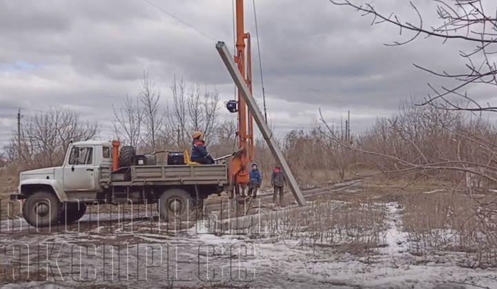 В Свердловске меняют электроопоры