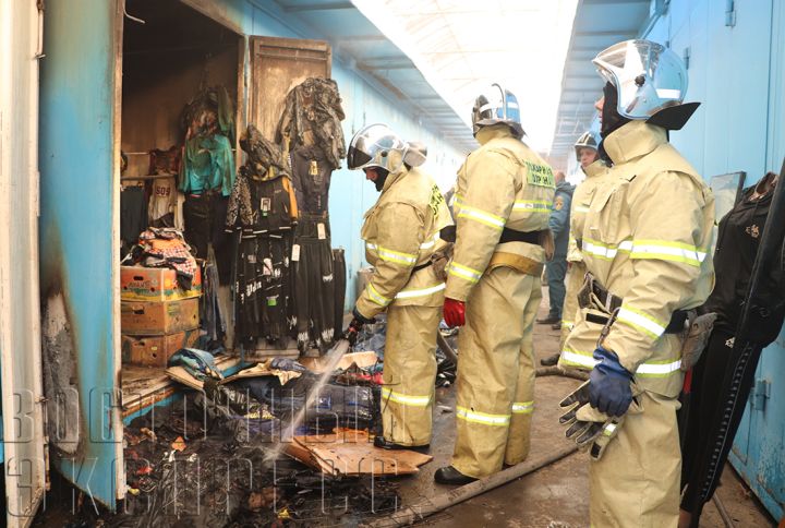 В Свердловске на центральном рынке горел ларёк с вещами