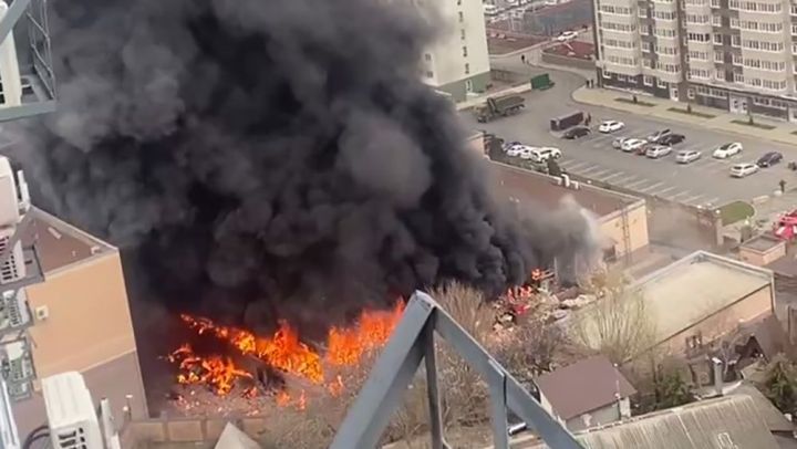 В центре Ростова-на-Дону прозвучали взрывы, после чего загорелось здание погранслужбы ФСБ