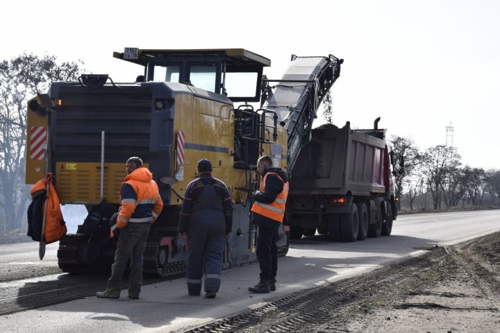 Дорожники занимаются капремонтом автодороги на участке от Луганска до Станицы