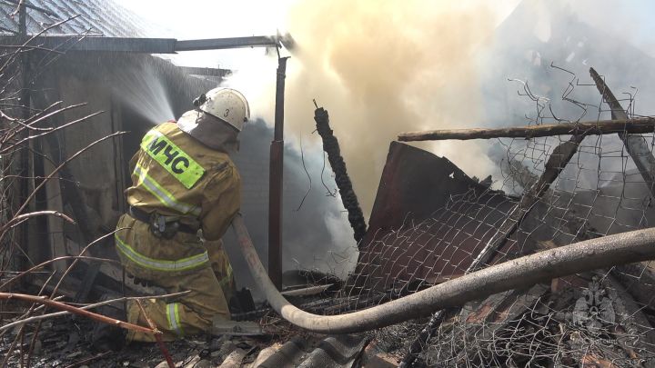 В Луганске на территории частного жилого сектора горела хозпостройка