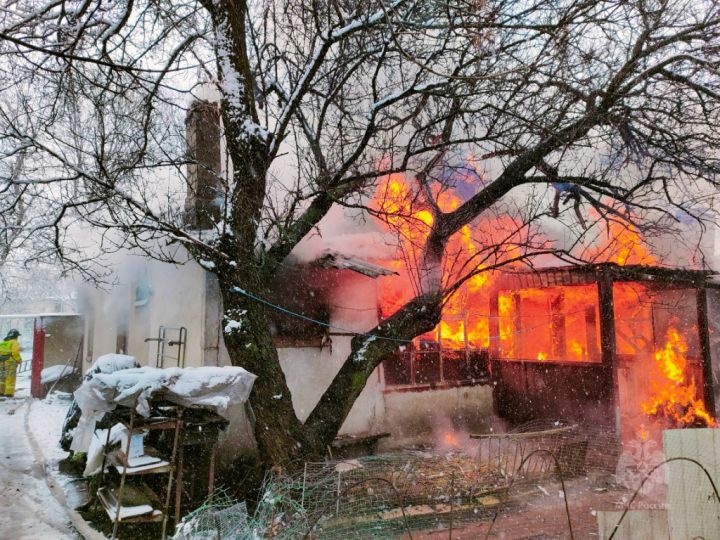 В Стаханове горел дом на трёх хозяев: пострадавших нет