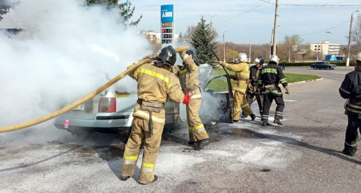 На АЗС в Алчевске сгорела легковушка