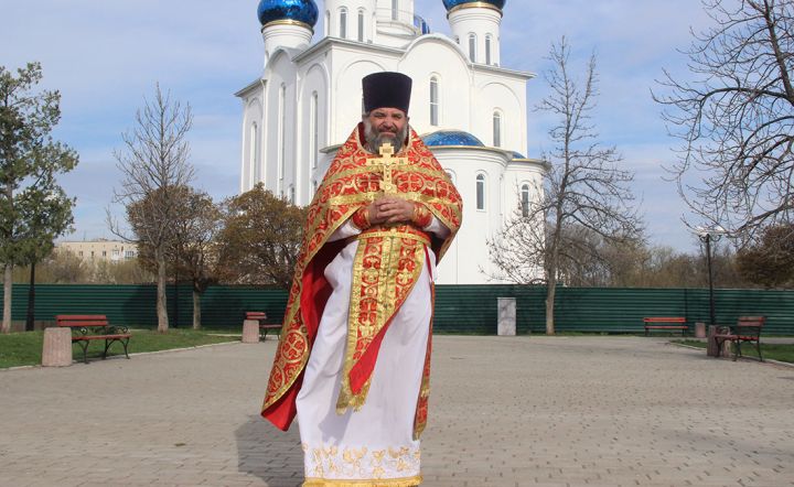 Протоиерей Виталий поздравил жителей Краснодона с Пасхой