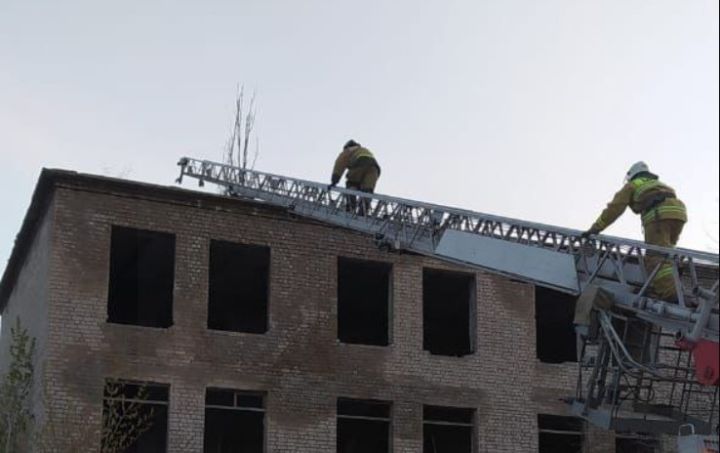 В Стаханове с крыши заброшенного здания спустили троих детей