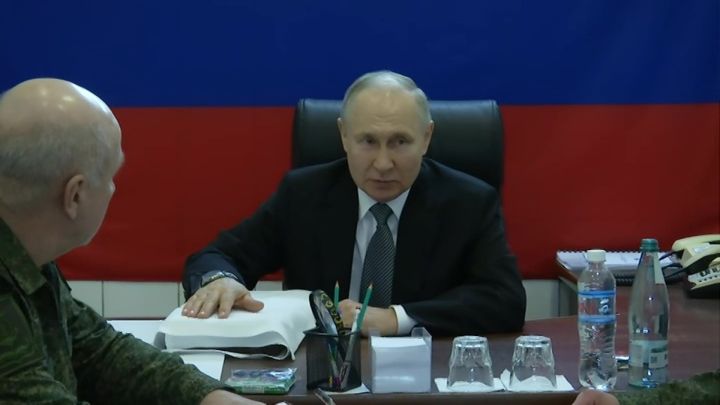 Путин посетил штаб Нацгвардии в ЛНР - Кремль