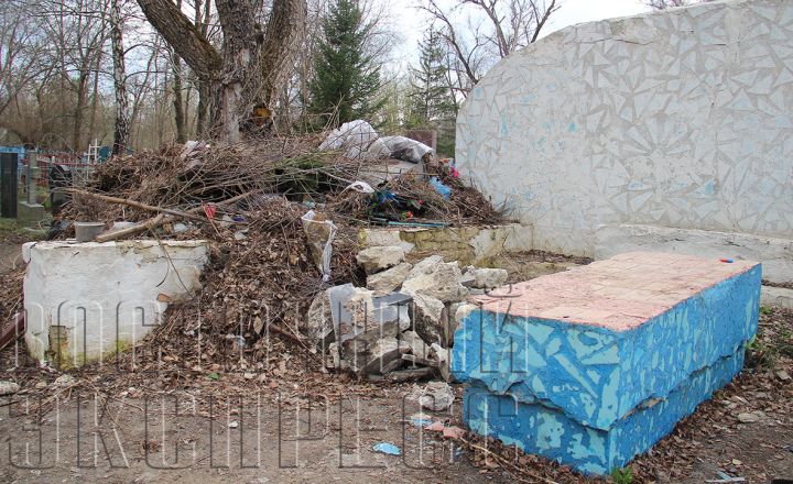 Без слез не взглянешь: в каком состоянии находятся кладбища Свердловска