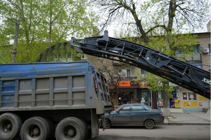 Дорогу в Свердловске ремонтируют, но не там, где надо
