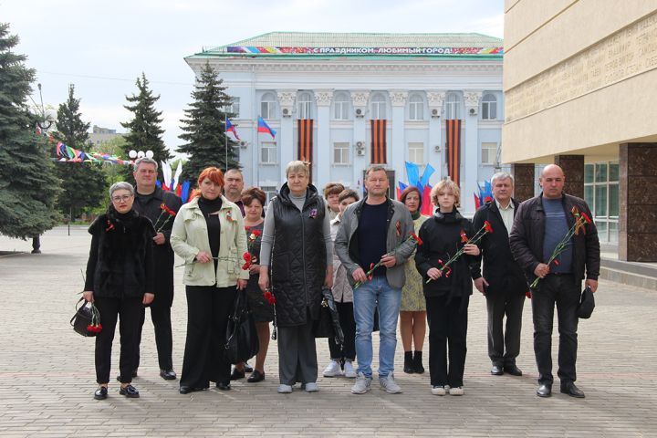 Цветы как символ Победы: Краснодон отметил 9 Мая