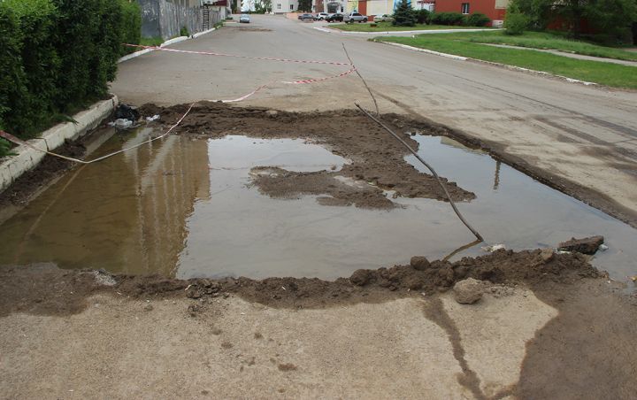 Ремонт не помог: вода продолжает литься в центре Краснодона