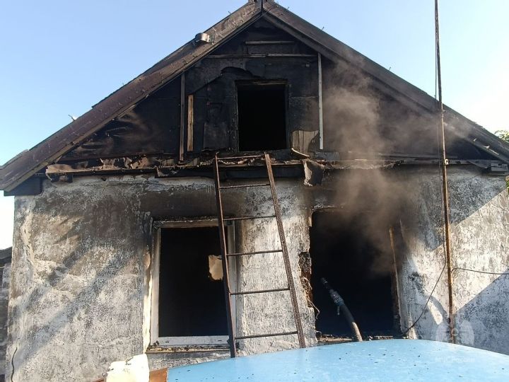 В Свердловске сгорел жилой частный дом