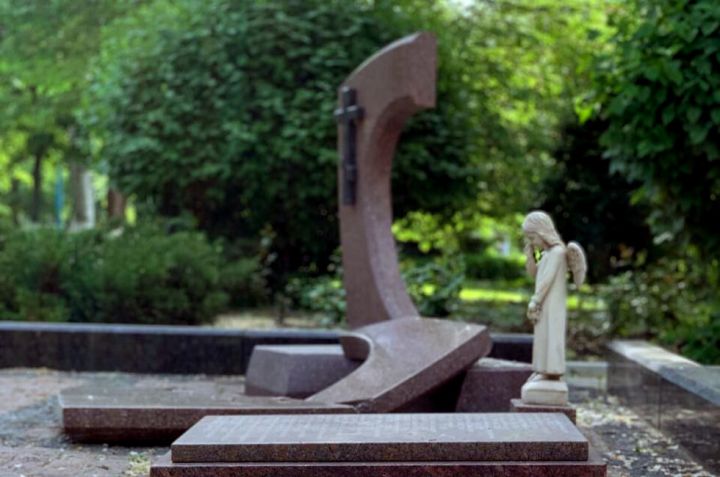 Житель Горловки разбил Мемориал погибшим при обстрелах мирным, в том числе детям