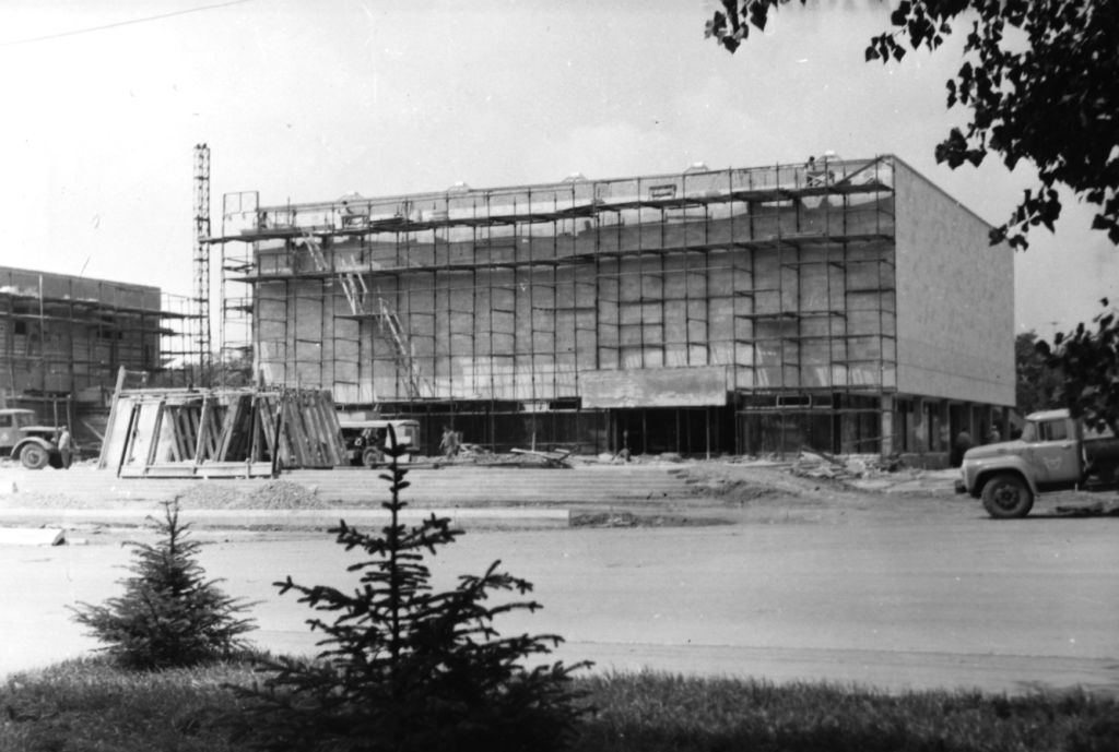 Process stroitelstva novogo zdaniya