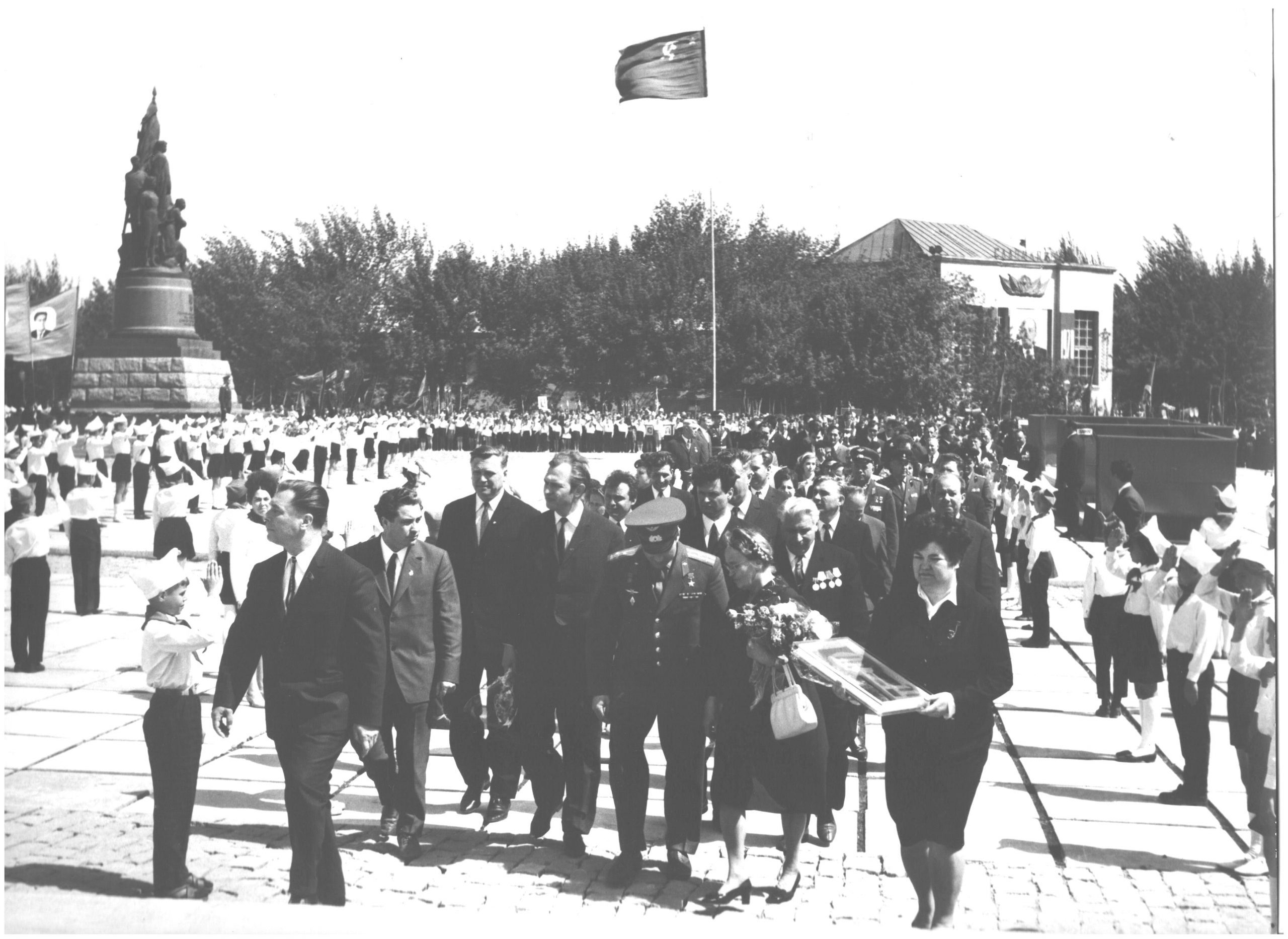 Delegaciya pochetnyh gostej na otkrytii muzeya